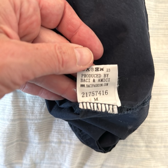 Amici by Baci Navy sleeveless Blouse, size M - Picture 4 of 4